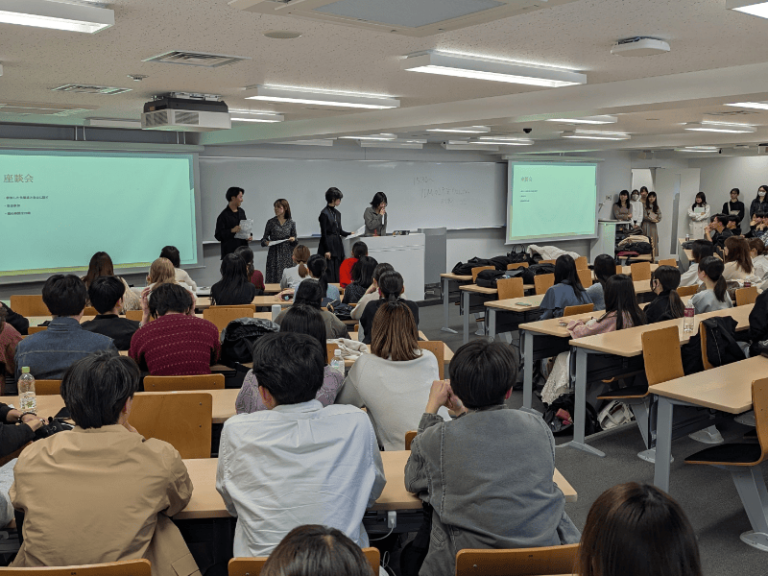 新年度学生ガイダンスが各学年でおこなわれました。 - 東京理科大学経営学部国際デザイン経営学科 (IDM)